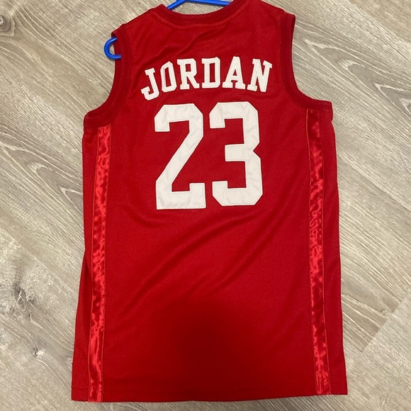 Air Jordan jersey cut top.  Size 12-13 years authentic in great condition - Picture 2 of 5